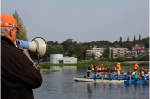 Trainer mit Megaphon beim Drachenboot 