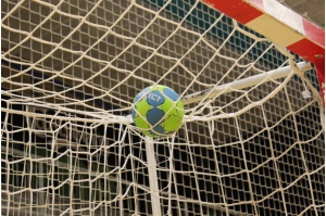 Handball auf Tor liegend