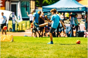 Junge beim Fussball spielen im Greifswalder Volksstadion