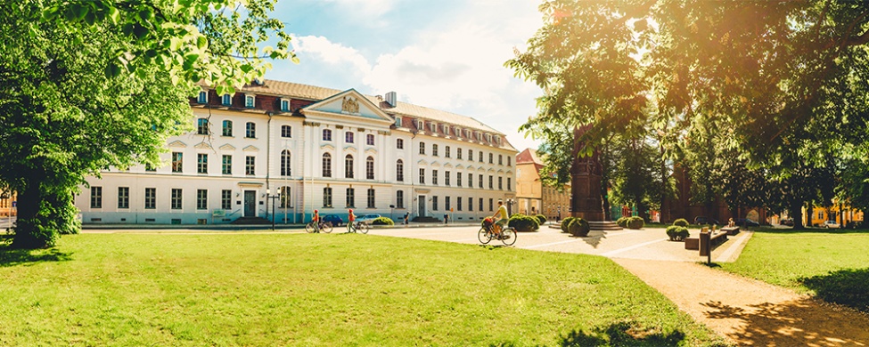 Blick auf das Rubenowdenkmal & die Universität
