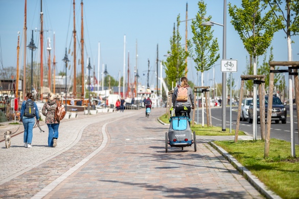 Radfahrer mit Anhänger am Hansering
