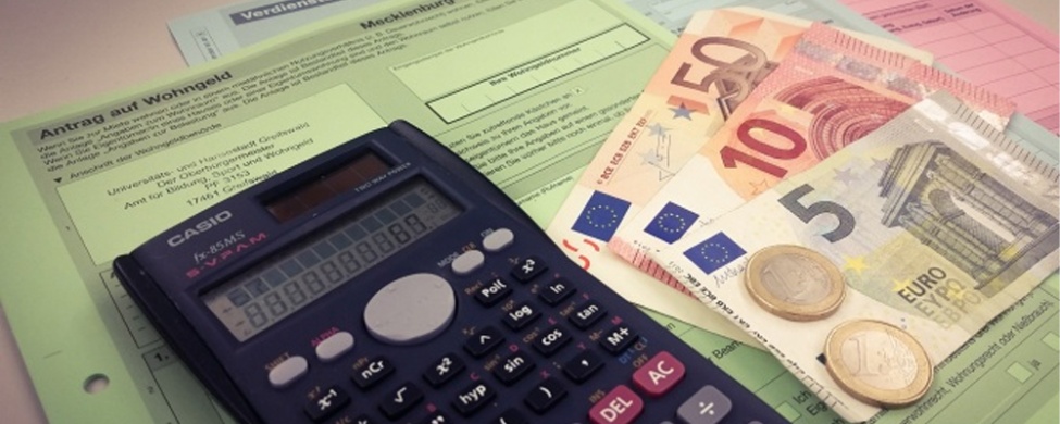 Antrag auf Wohngeld mit Taschenrechner und Bargeld