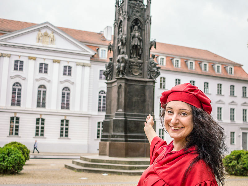 Tourguide im Pedellentalar vor dem Rubenowdenkmal Tourguide im Pedellentalar vor dem Rubenowdenkmal