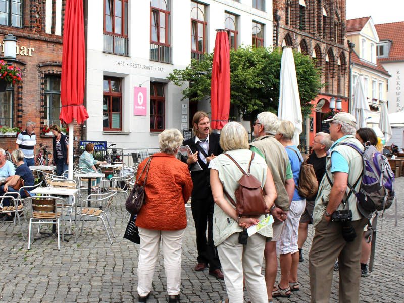 Stadtführer Martin erklärt die Backsteingotik am Markt Stadtführer Martin erklärt die Backsteingotik am Markt