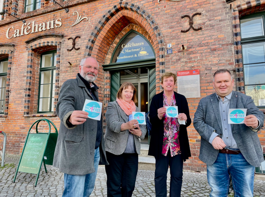 4 Personen zeigen WC for free 4 Personen zeigen WC for free