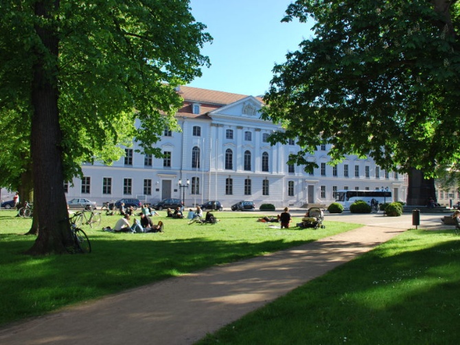 Hauptgebäude der Universität mit Rubenowdenkmal © Jan Messerschmidt Hauptgebäude der Universität mit Rubenowdenkmal