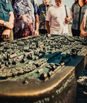 Wally Pruß Stadtführung bei der Bronze-Miniatur der Stadt