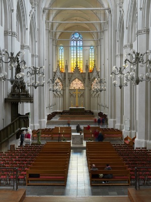 Domgemeinde St. Nikolai Blick auf die Ostfenster im Dom St. Nikolai mit Altar