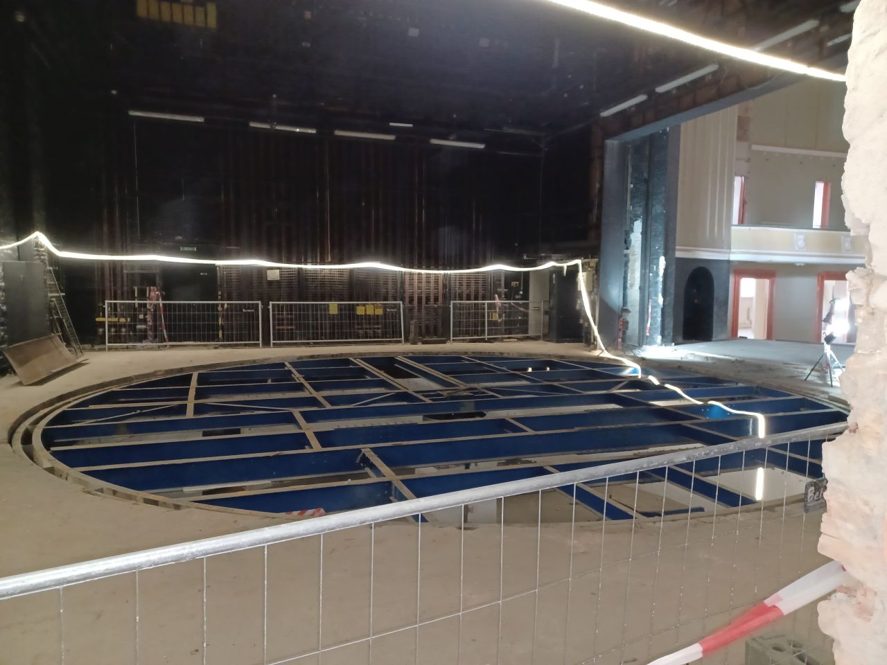 Bühnenbereich mit ausgebauten Bühnenboden