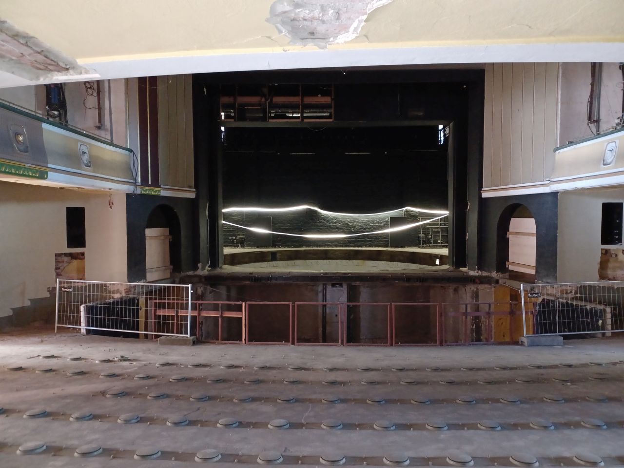 Zuschauersaal mit ausgebauter Drehbühne und Orchesterhebebühne