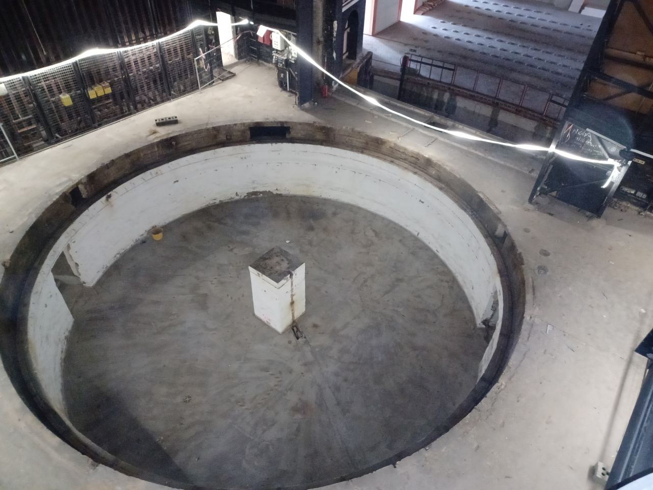 Bühnenbereich mit ausgebauter Drehbühne und Orchesterhebebühne