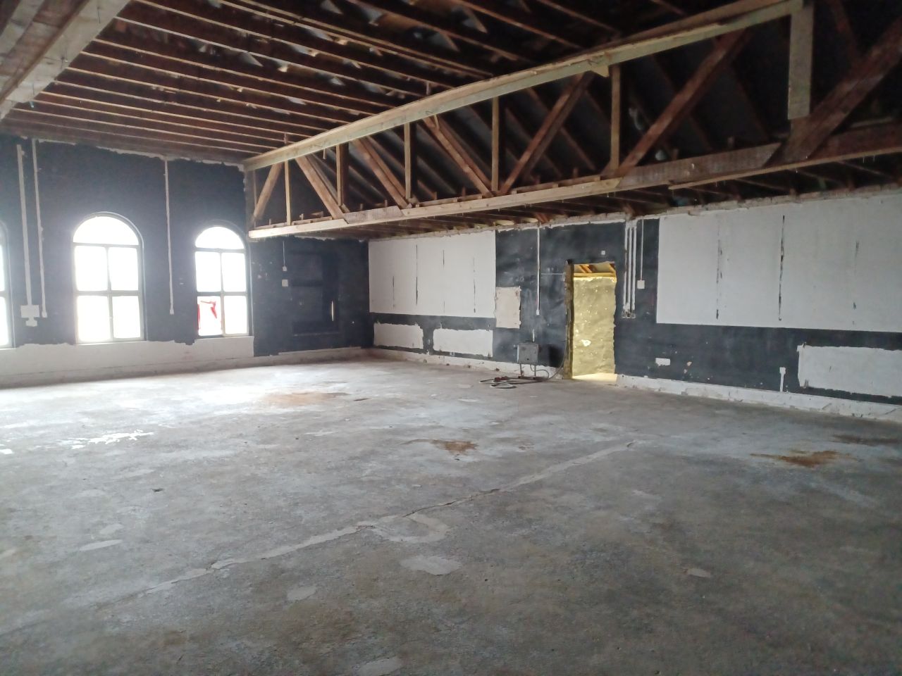 Entkernung der Innenbereiche im abzubrechenden Gebäudeteil (ehemalige Probebühne)