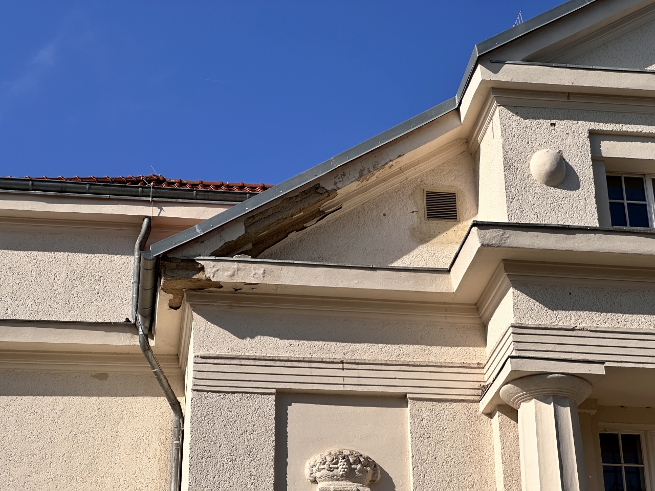 Blick auf die Giebelseite des Theaters