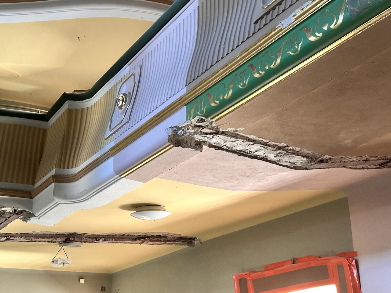 Blick auf den 1. Rang im Theatersaal